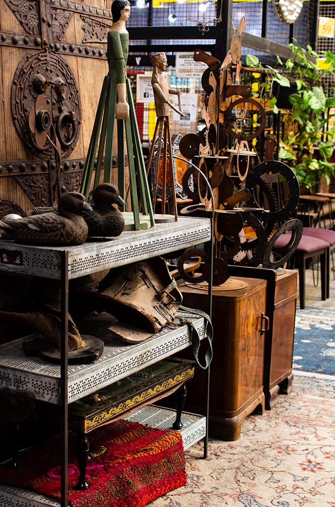 un estante con objetos encima