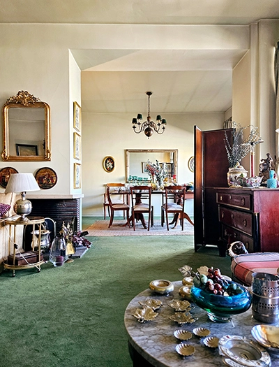 Vista del Mercadillo Paseo de la Castellana, Madrid, con una variedad de productos locales y un ambiente vibrante.