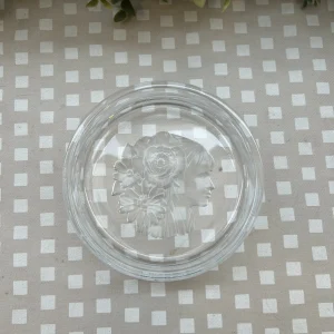 Platillo de cristal con imagen de señora