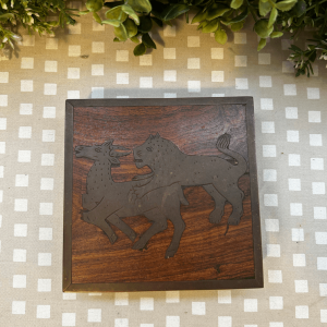 Caja madera y metal león cazando