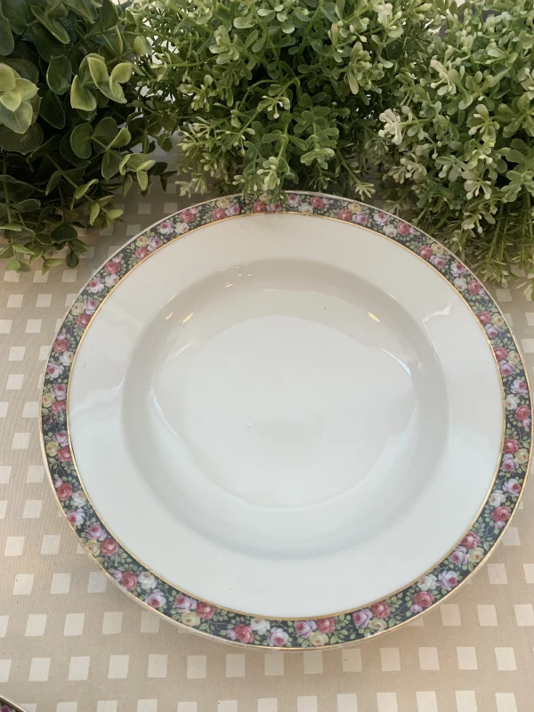 Set de cuatro platos hondo filo negro y flores