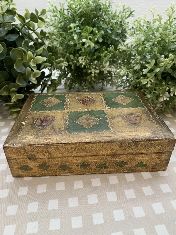 Caja con escudos